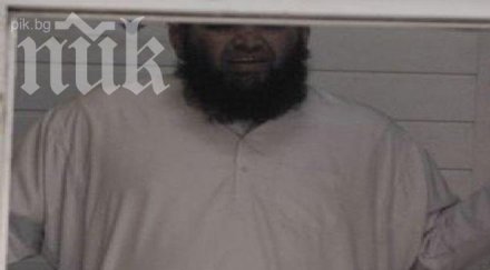 извратено учител ислям опипвал момиченце докато учил братята молят