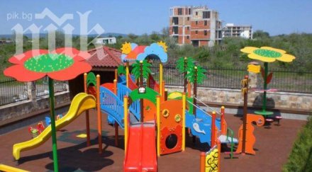 вандали потрошиха детска площадка банско