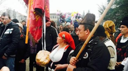 купонът тече пълна сила фестивала сурва фоторепортаж