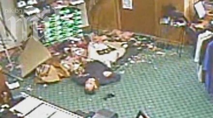 шоу мъж пада тавана колегата посреща уникално видео