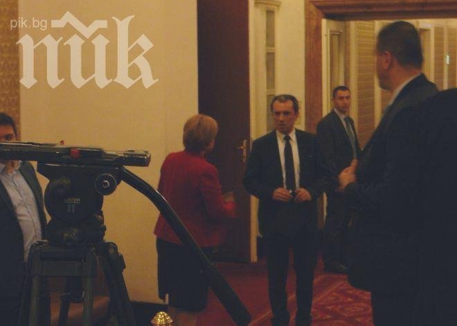 Орешарски разцелува горещо депутатка от ГЕРБ в парламента. Вижте коя! (снимки) 