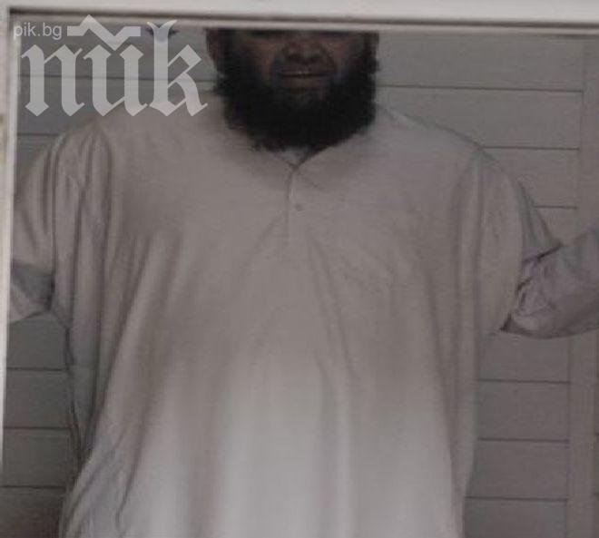 Извратено! Учител по ислям опипвал момиченце, докато учил братята й да се молят