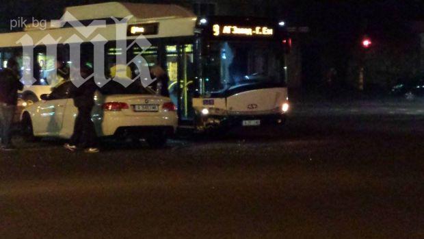 Градски автобус и БМВ се сблъскаха в Бургас