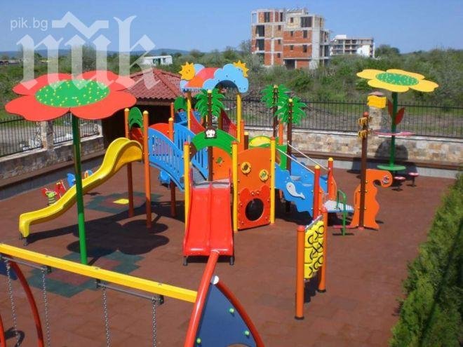 Вандали потрошиха детска площадка в Банско