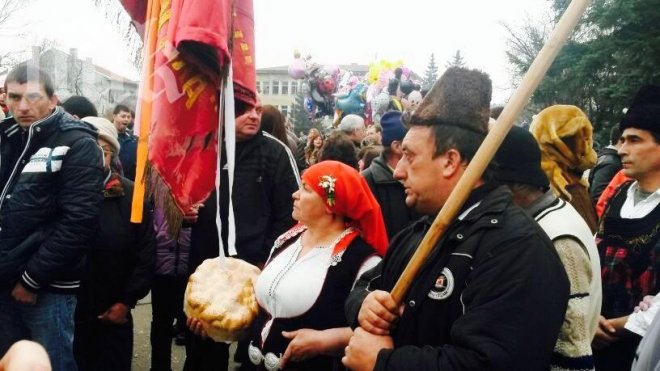 Купонът тече с пълна сила на фестивала Сурва (фоторепортаж)