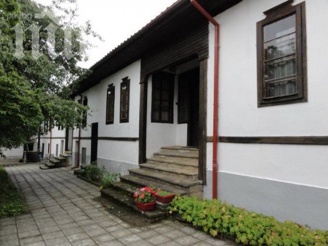 Скандалният монах Василий избирал монахини по сексапил