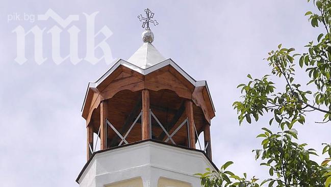 Дядо построи църква в двора на дома си