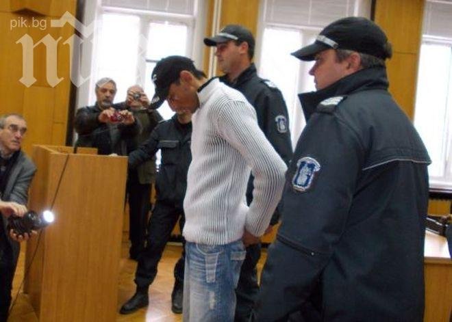 Оставили убиеца на бебето в ареста, за да не избие близките си