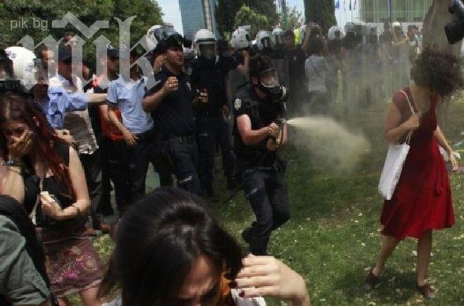 3 години затвор за полицай, нападнал протестиращ
