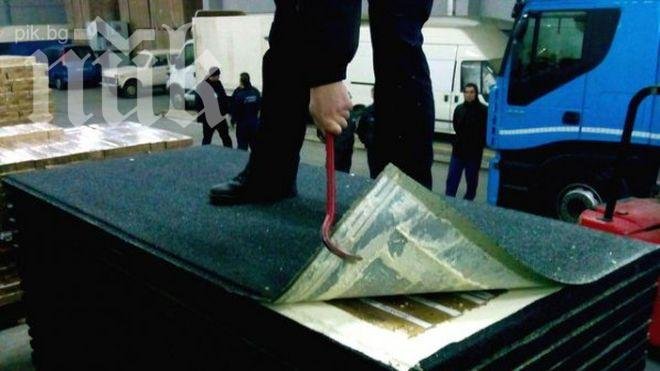 Спипаха близо 600 мастербокса нелегални цигари в ТИР на Кулата (снимка)
