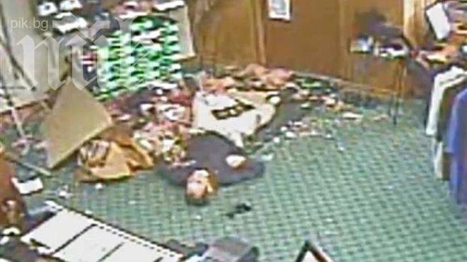 Шоу! Мъж пада през тавана, колегата му го посреща със Здрасти! (уникално видео)