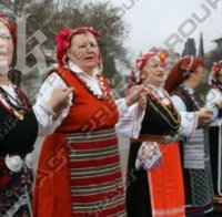 Мръсни народни песни и ракия в стъклен фалос навръх Бабинден (снимки)