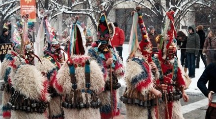 чауши гонят злото перник