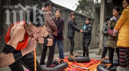 уникално китаец наду носа четири автомобилни гуми минути