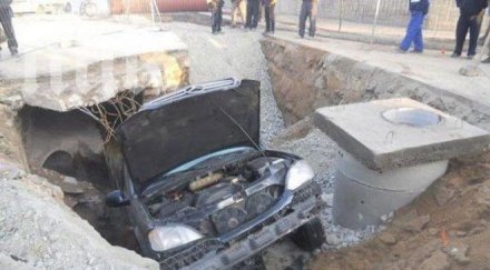 безумие огромна дупка пътя погълна джип мерцедес снимка