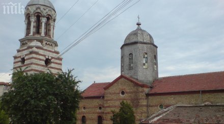 скандал фекалии отпадъци рушат църква кольо фичето