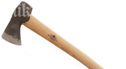 остава тежко състоянието девойката нападната брадва дома приятеля