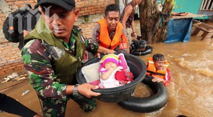 хиляди души избягаха домовете заради наводненията джакарта