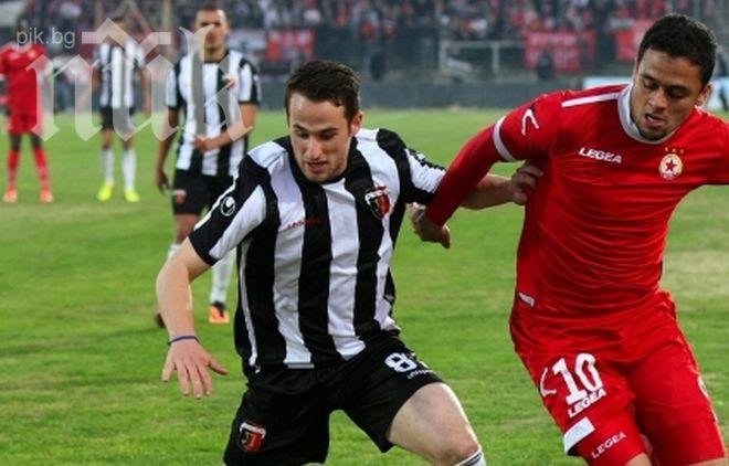 Коко Динев се опитва да спазари и Диего Фераресо