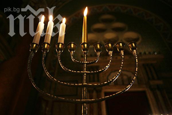 Наглост! Откраднаха свещниците от параклис в Перник