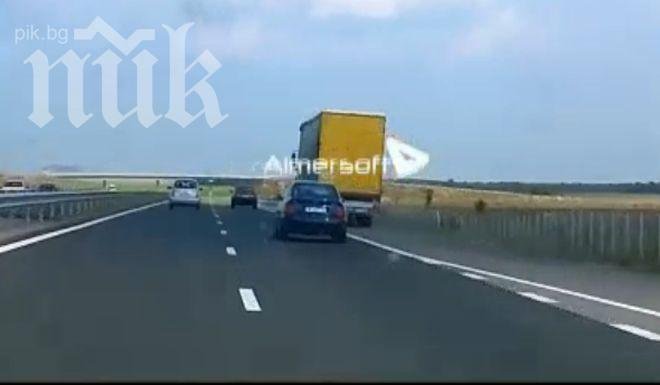 Камион се движи със 150 км/ч по магистрала, изпреварва в аварийната лента (видео)