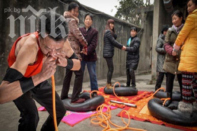 Уникално! Китаец наду с носа си четири автомобилни гуми за 20 минути