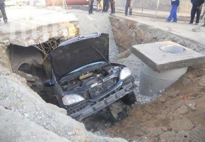 Безумие! Огромна дупка на пътя погълна джип Мерцедес (снимка)