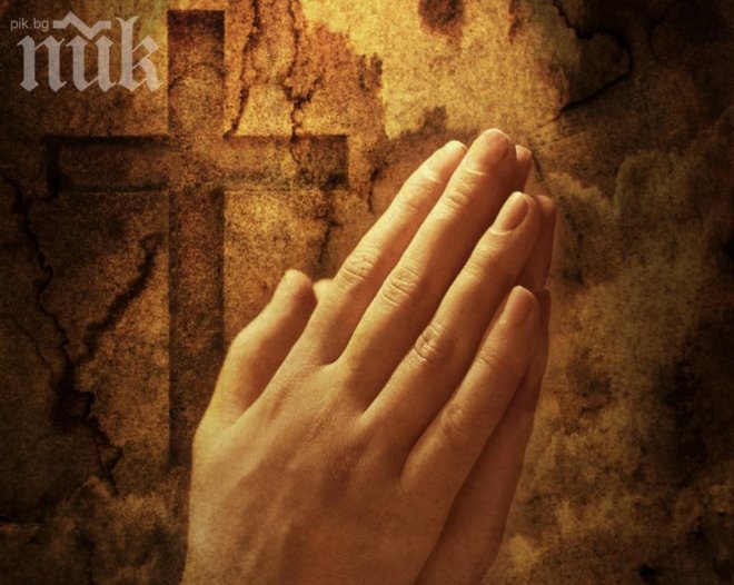 Свещеници спряха сблъсъка между протестиращи и милиция в Киев