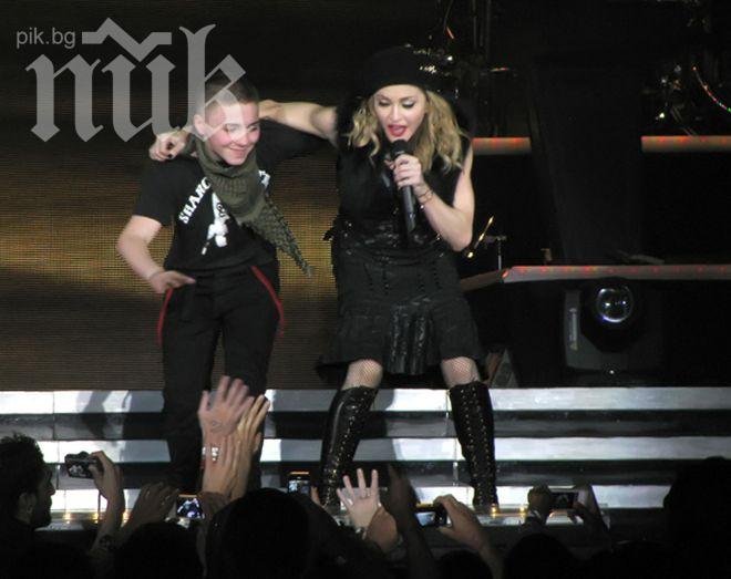 Мадона нарече сина си „негър” в социална мрежа, след което се извини