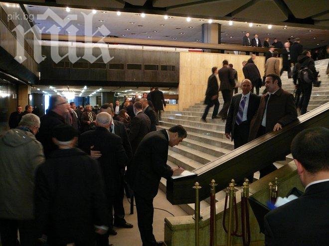 Сигнал за бомба в НДК преди сбирката на Бареков! Ген. Кирил Радев е на място, тарашат чанти!