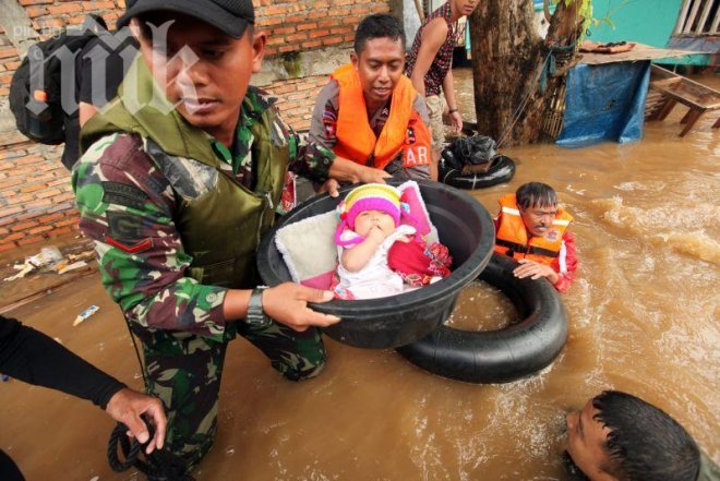 30 хиляди души избягаха от домовете си заради наводненията в Джакарта