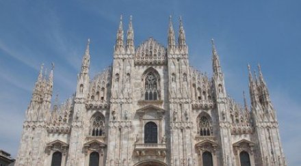 миланската катедрала предлага чудовища осиновяване