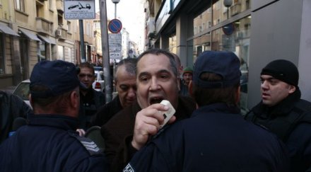 полицаи нападнаха слави бинев