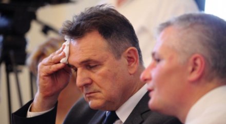 министър осъден убийство хвърли оставка