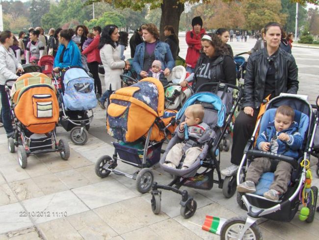 Обещават 1 милиард лева за майките догодина