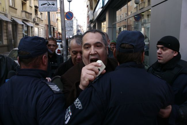 Полицаи нападнаха Слави Бинев 