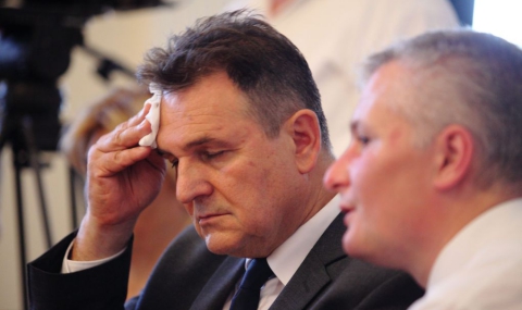 Министър, осъден за убийство, хвърли оставка 