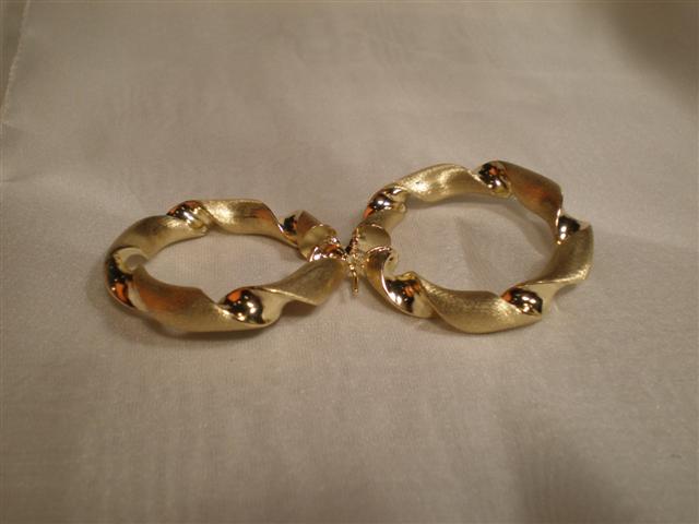 Младеж открадна обеци от баба, арестуват го