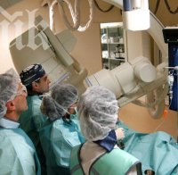 Хирург заряза пациент насред операция, свършила му смяната