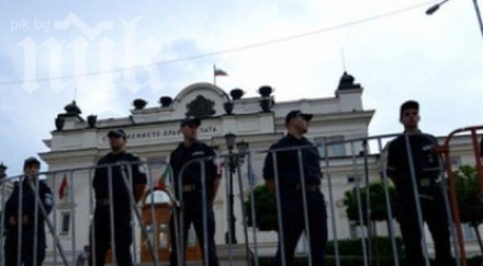 души освиркват парламента скандират оставка