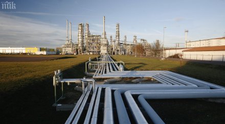 петролът поевтинява заради китай