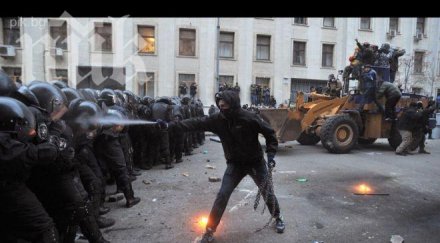 уолстрийт джърнъл янукович играе огъня тласка украйна тирания