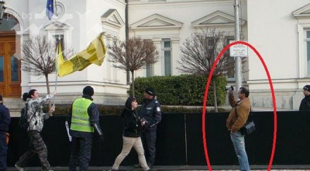 цивилен полицай снима лицата ранобудните студенти