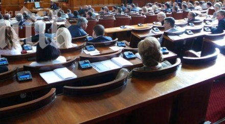 депутати атака нахлуха залата парламента пак кворум