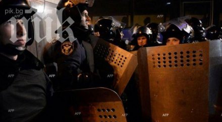 протестиращите украйна строят барикади