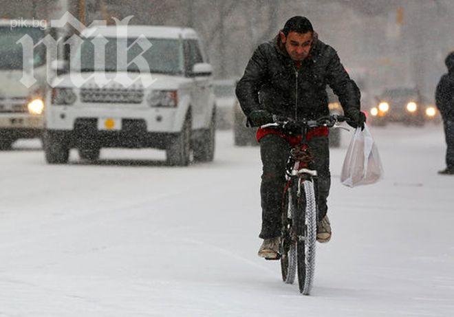 Снежната буря парализира Ню Йорк, не могат да изчистят улиците
