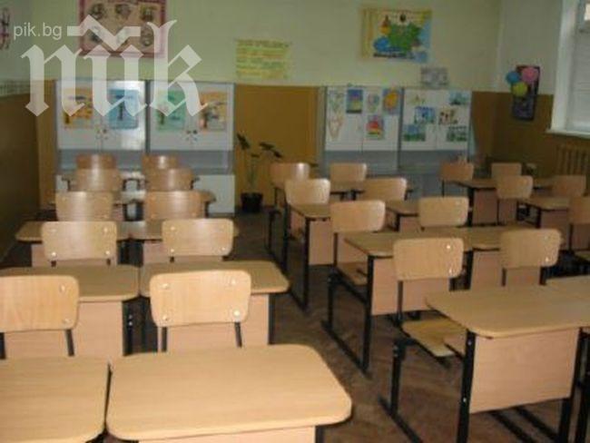 Уволняват учителя, опипвал 14-годишни близначки