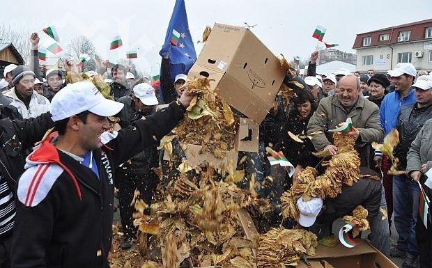 Масов протест на тютюнопроизводителите блокира границите