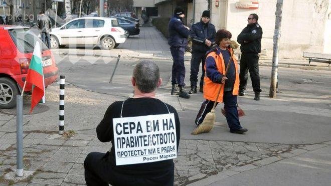 Росен Марков продължава клозетния си протест и пред МВР