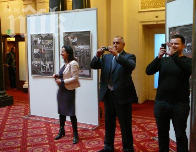 Супершоу на Бойко Борисов в парламента, снима своите фенове, дава кворум! (фоторазказ)